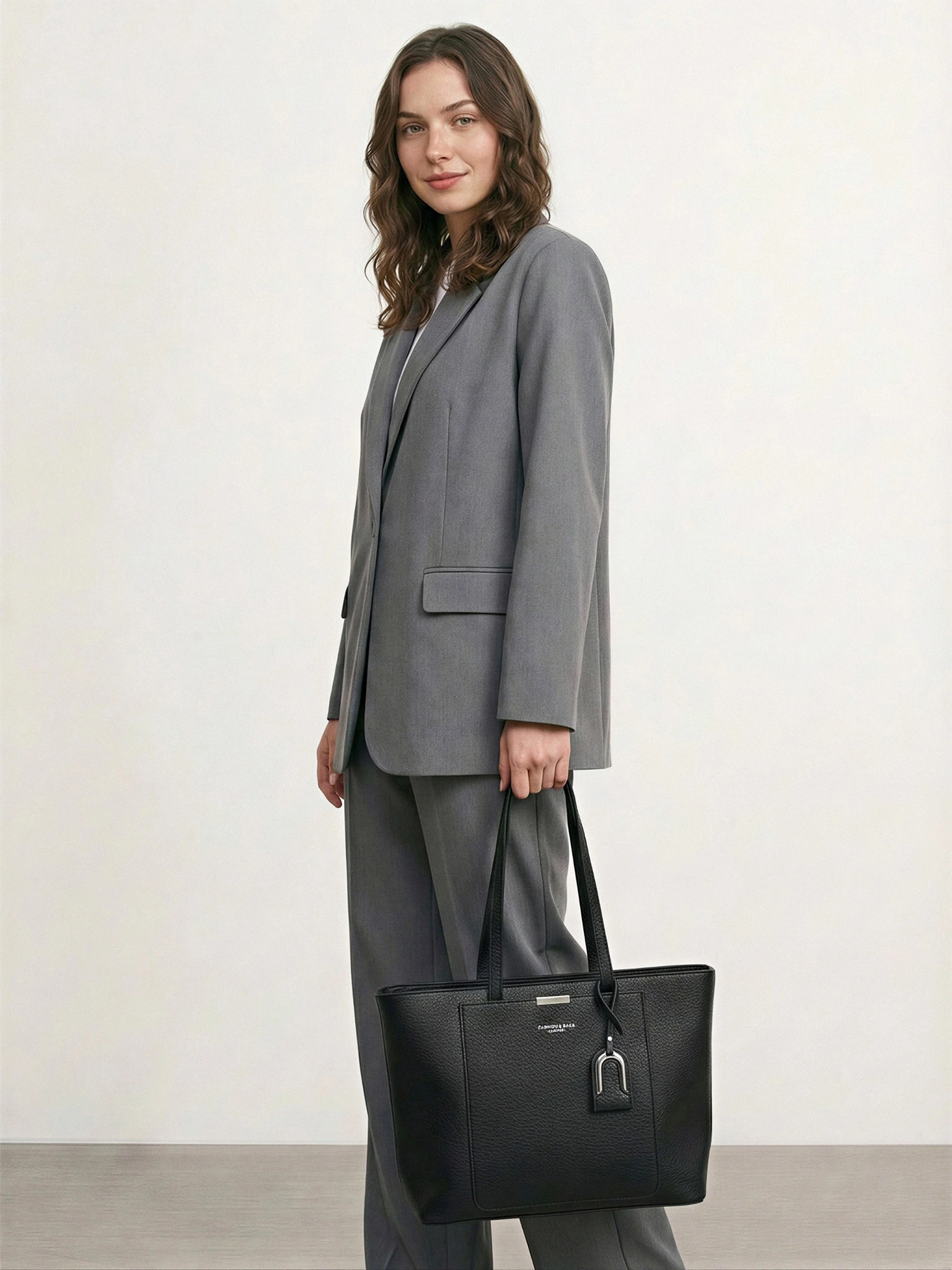 Сумка-тоут с декоративным брелком в ассортименте